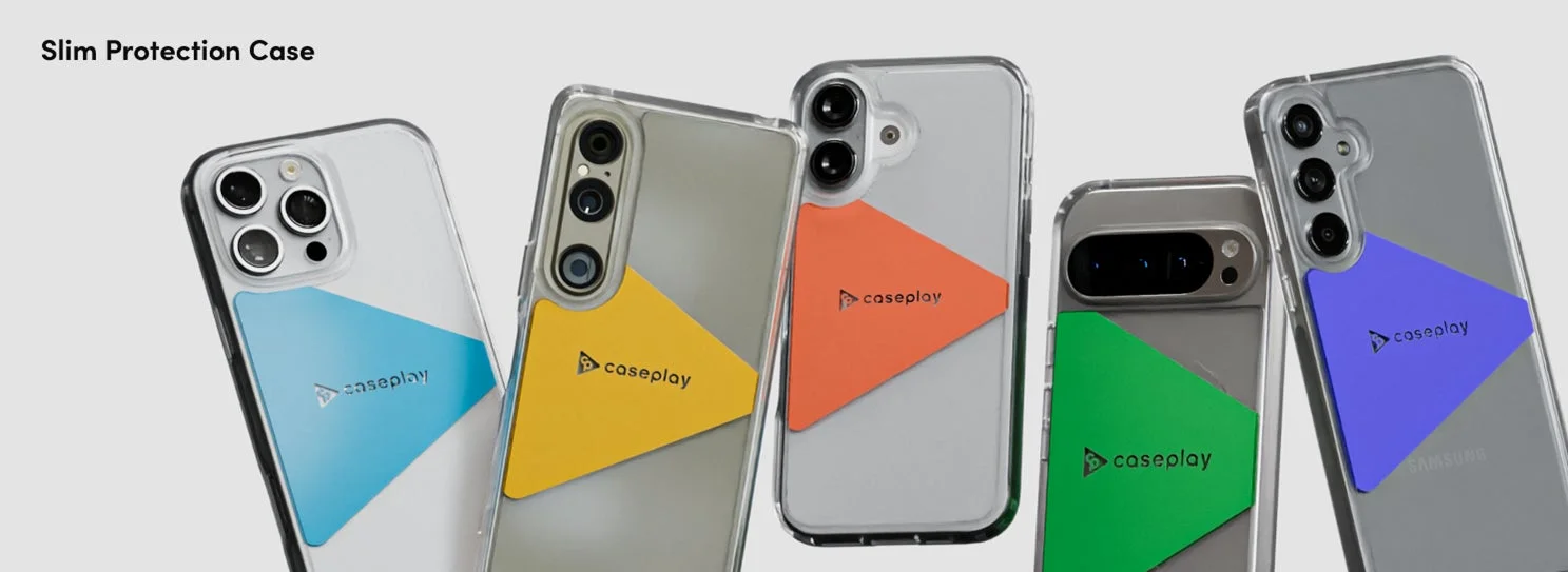 複数のスマートフォンに、透明な保護ケースと、青、黄、オレンジ、緑、紫のカラフルな三角形の「caseplay」ロゴ入りインサートが装着されている様子です。