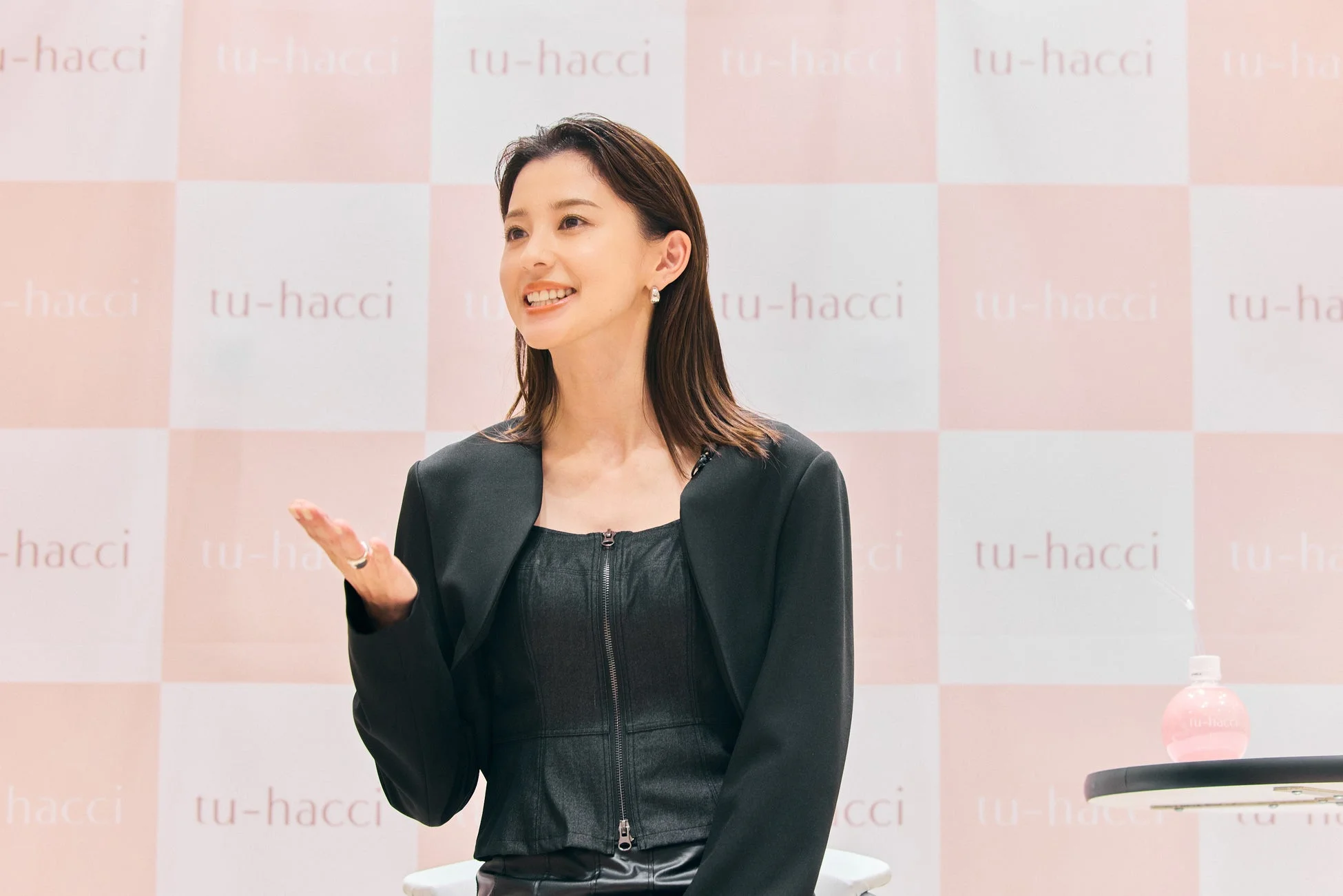 トークセッション中の朝比奈彩さん