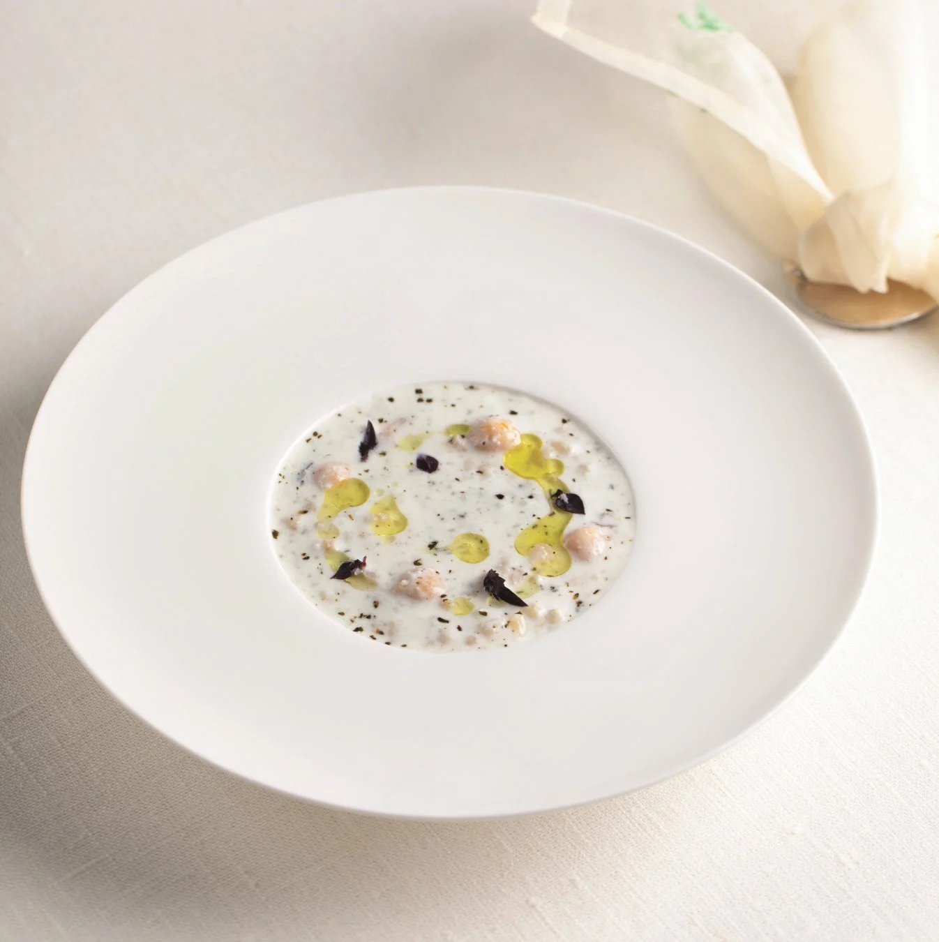 冷製スープ「アイラン・アシュ」