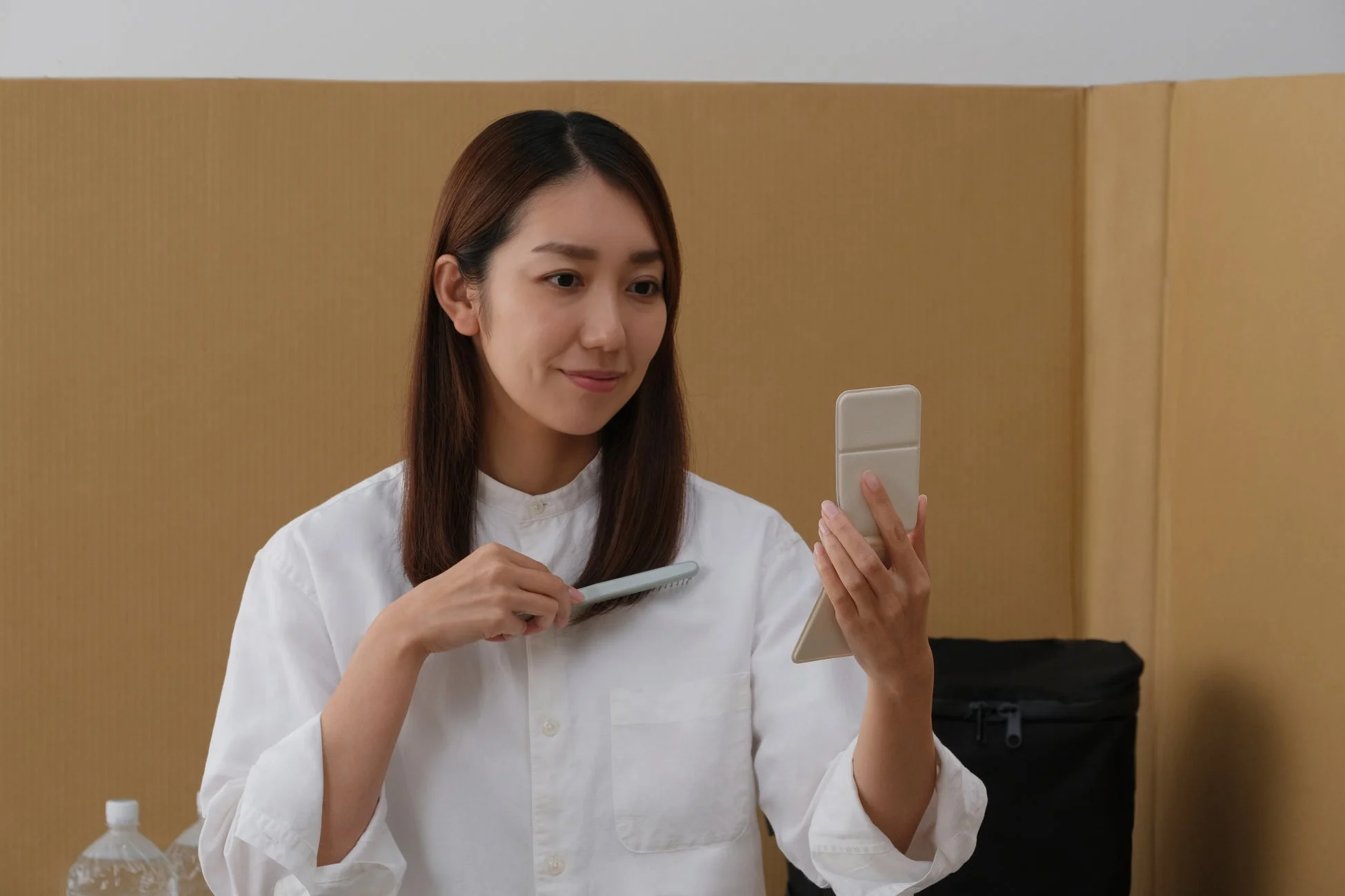 髪をとかす女性