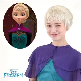 ディズニー映画『アナと雪の女王』のキャラクター、エルサのアニメ版と、それを再現したコスプレ姿の女性