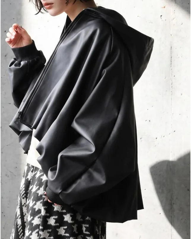 黒のオーバーサイズパーカーを着用した女性