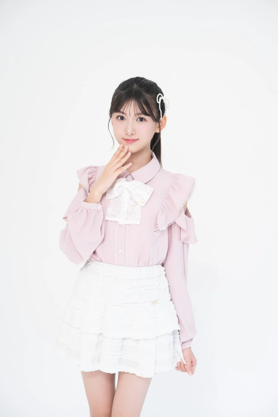 白い背景の前でポーズをとる桃瀬りむさん