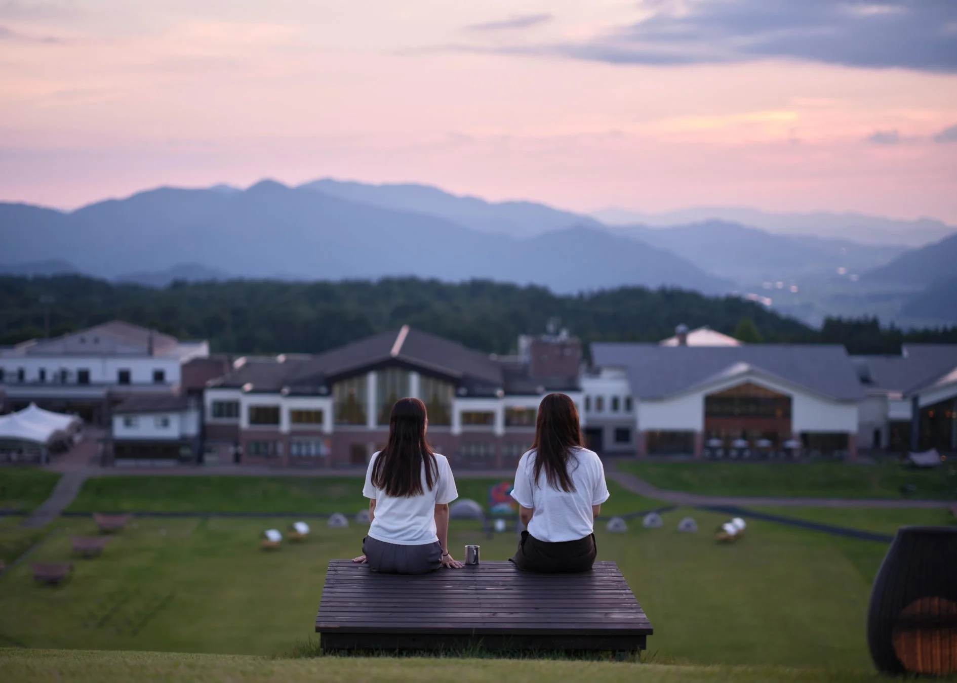 夕暮れ時のリゾート施設