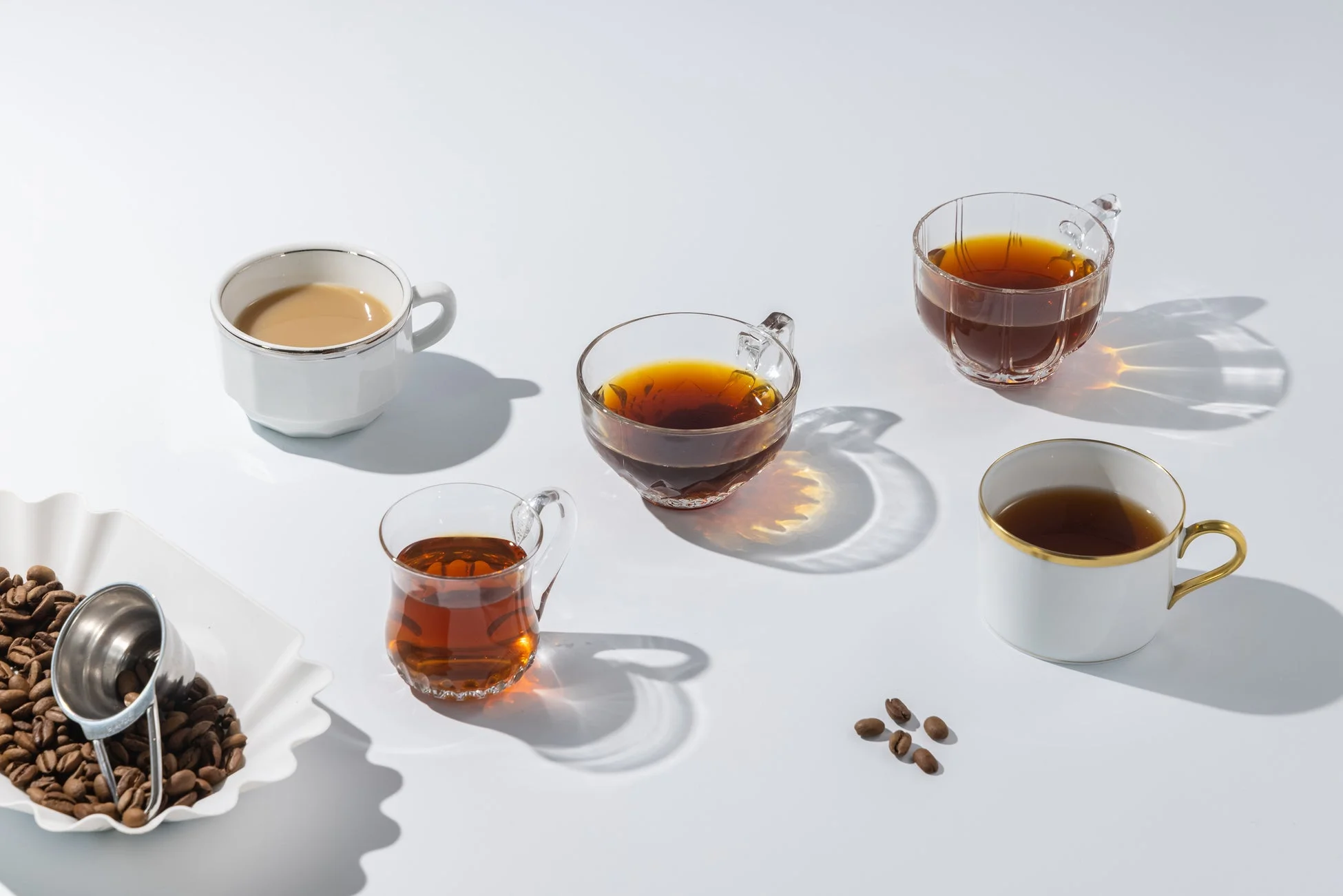 様々なコーヒーカップとコーヒー豆