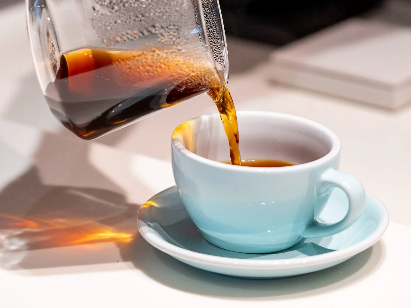 コーヒーを淹れる様子