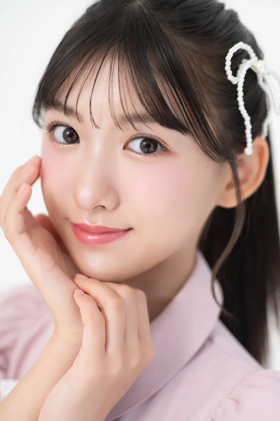優しく微笑む桃瀬りむさんのポートレート