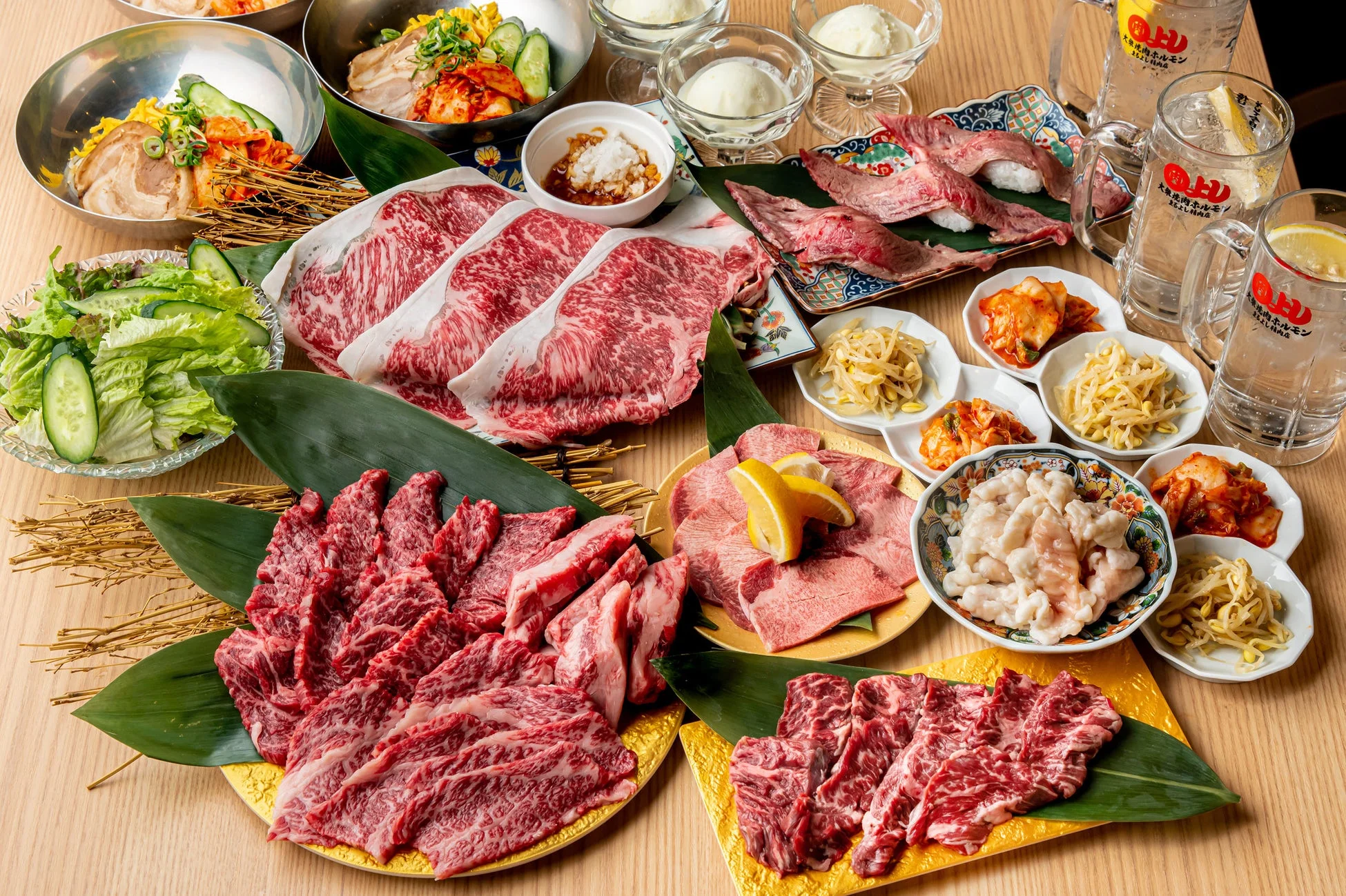 様々な部位の牛肉やホルモン、キムチなどが並ぶ焼肉の食卓
