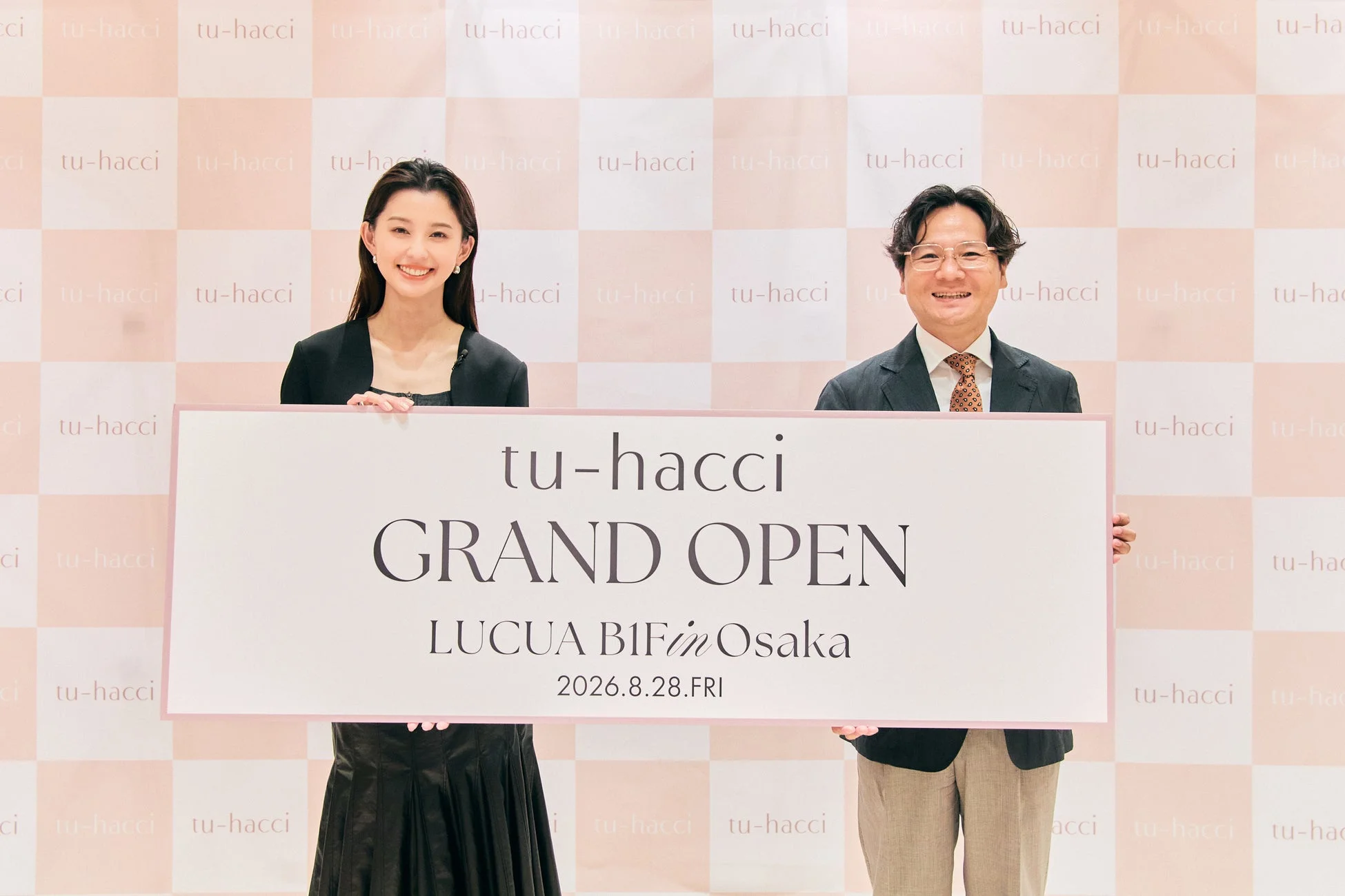 グランドオープンイベントで笑顔を見せる様子