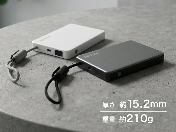 BUFFALO製のポータブルSSDが2台並べられています。厚さ約15.2mm、重量約210g