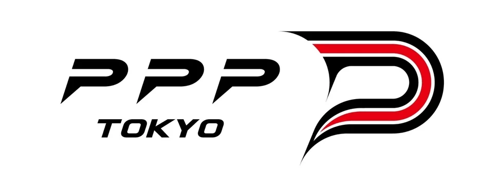 「PPP TOKYO」という文字と、黒と赤のストライプで構成された抽象的な「P」のロゴがデザインされた画像です。