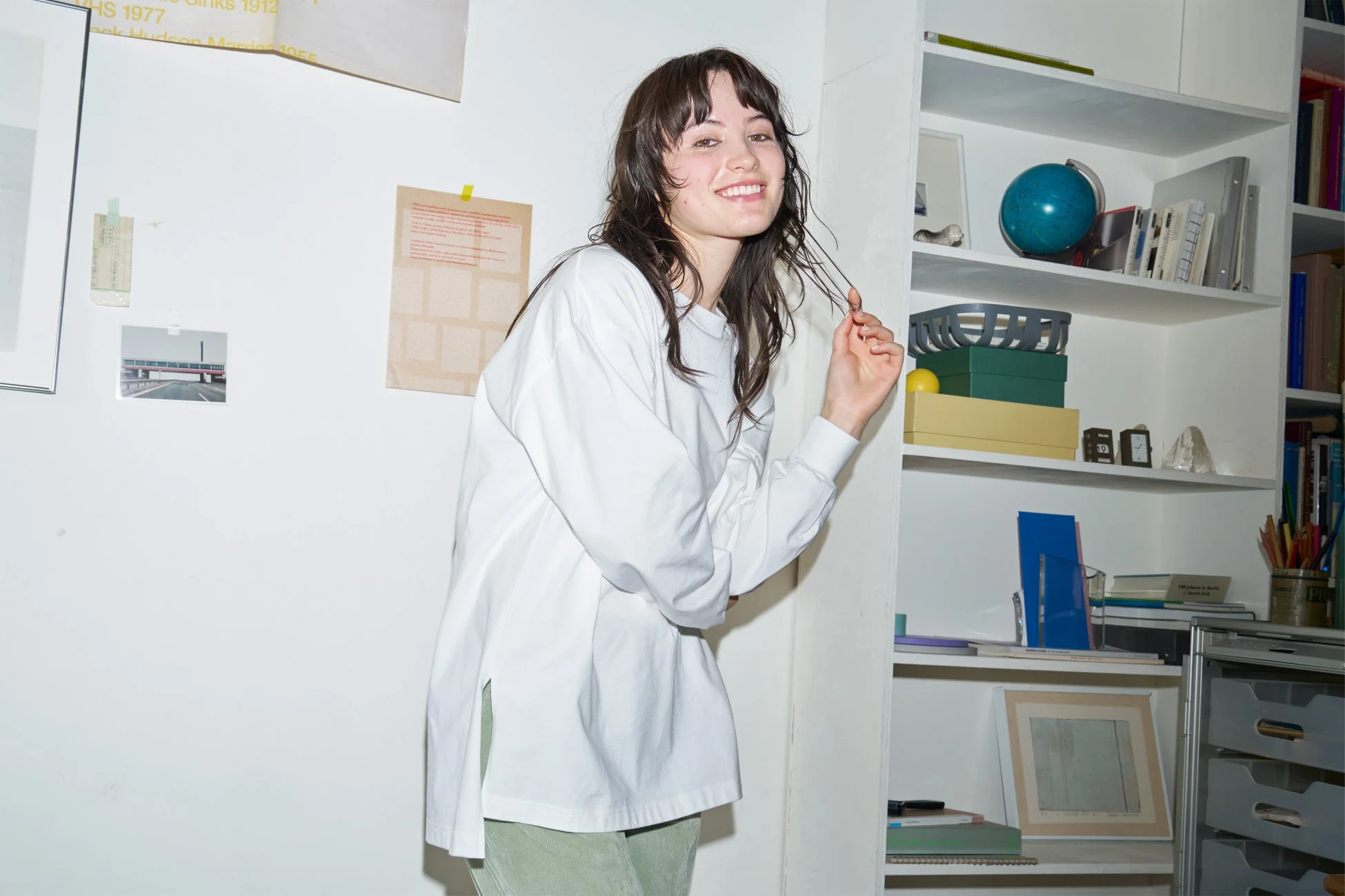 白い長袖シャツを着た若い女性