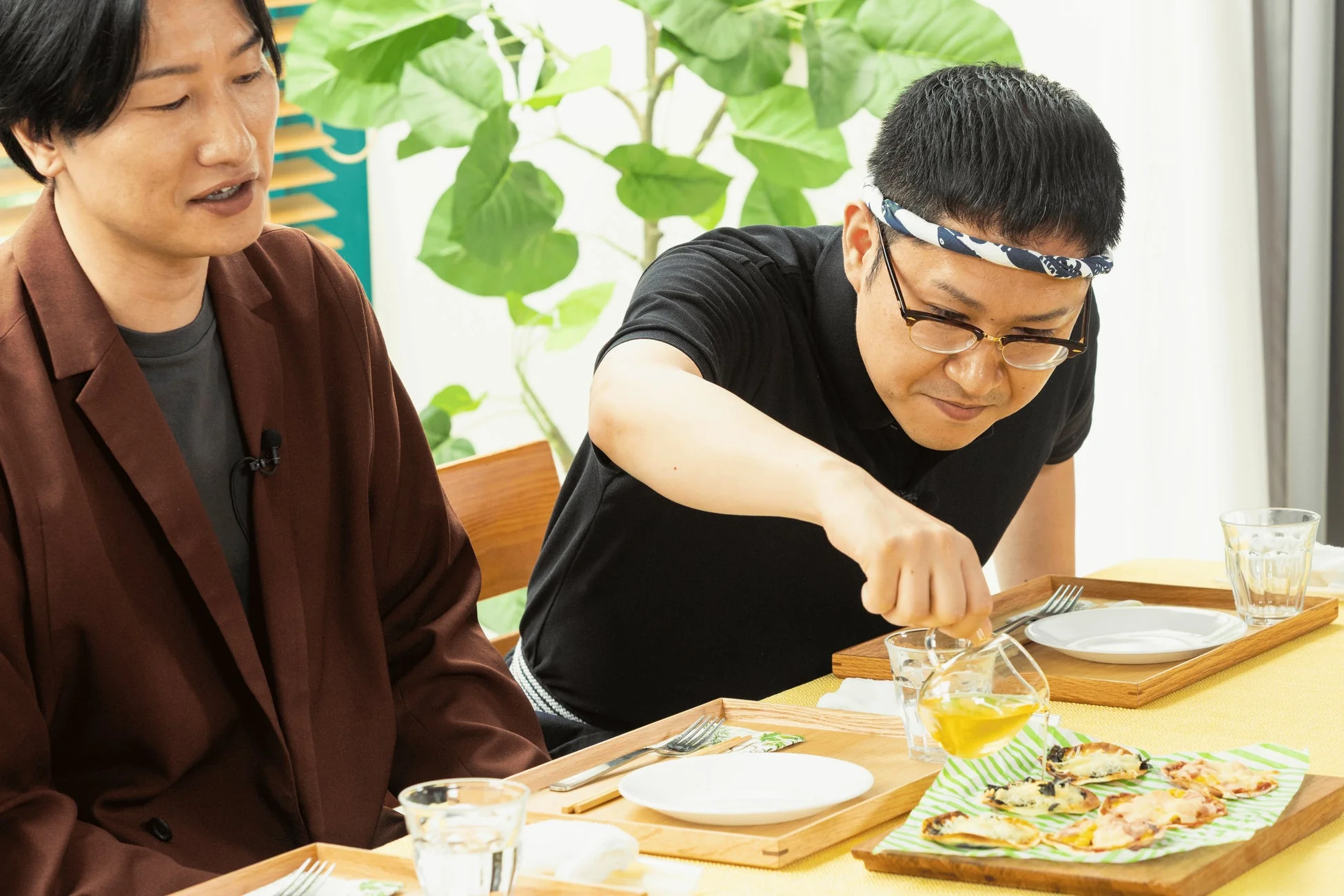 食事をする渡辺銀次氏とゲスト