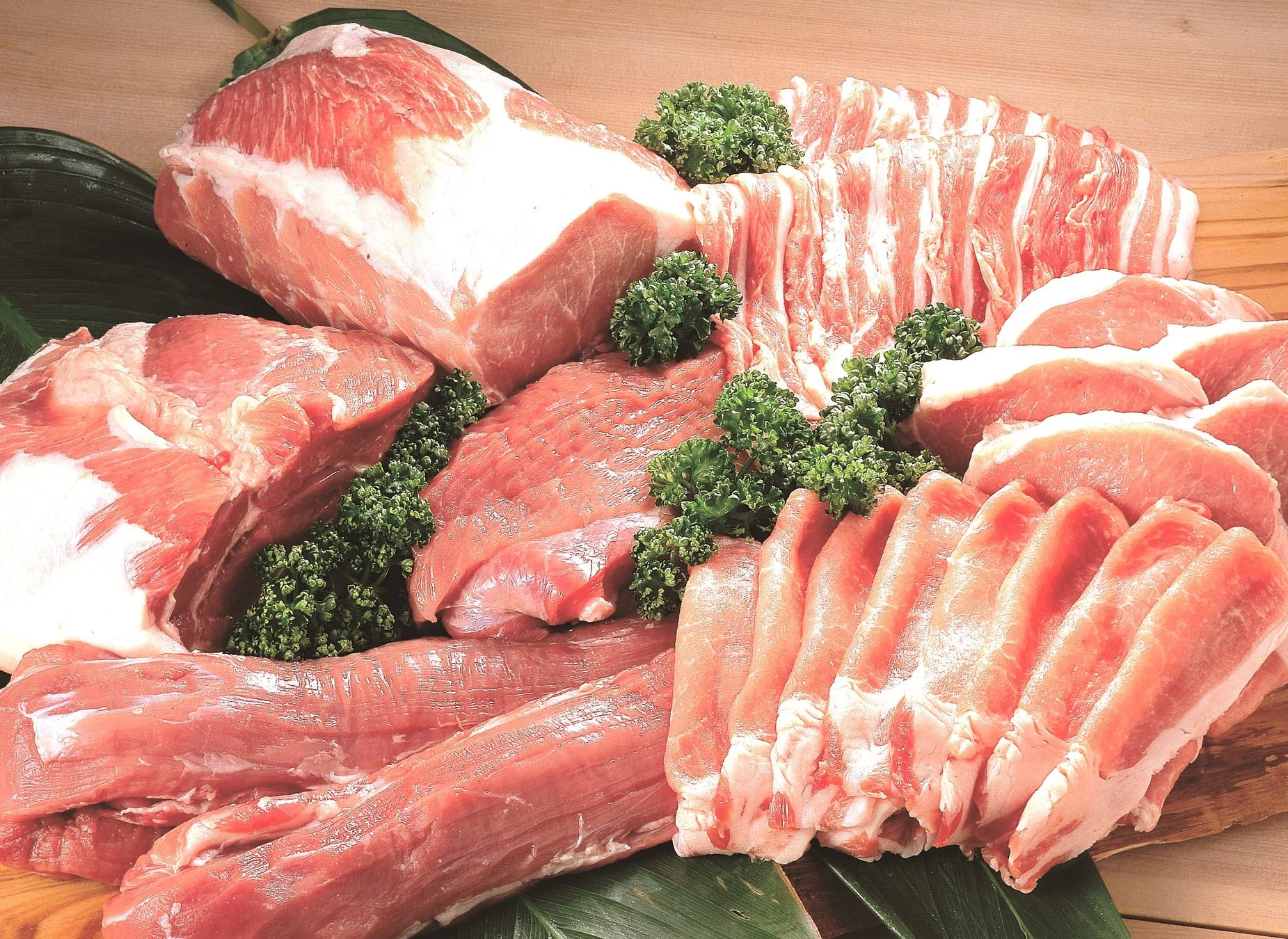新鮮な豚肉の様々な部位が豊富に盛り付けられた画像