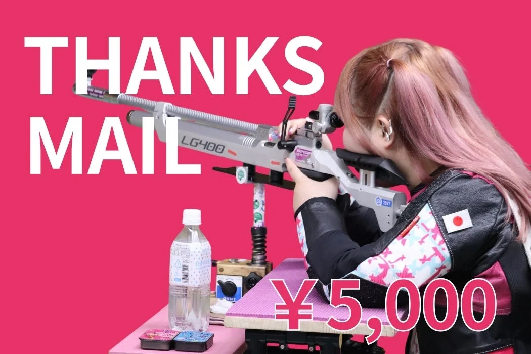 ピンク色の背景で、射撃ジャケットを着た女性がエアライフルを構えている画像