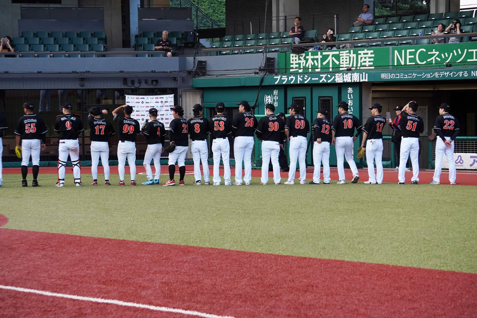 グラウンドに並ぶ選手たち