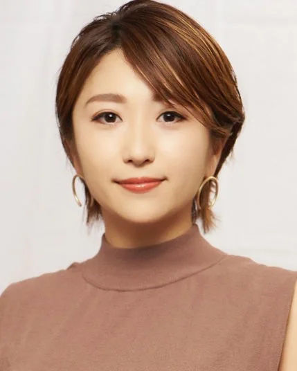 ショートヘアの日本人女性