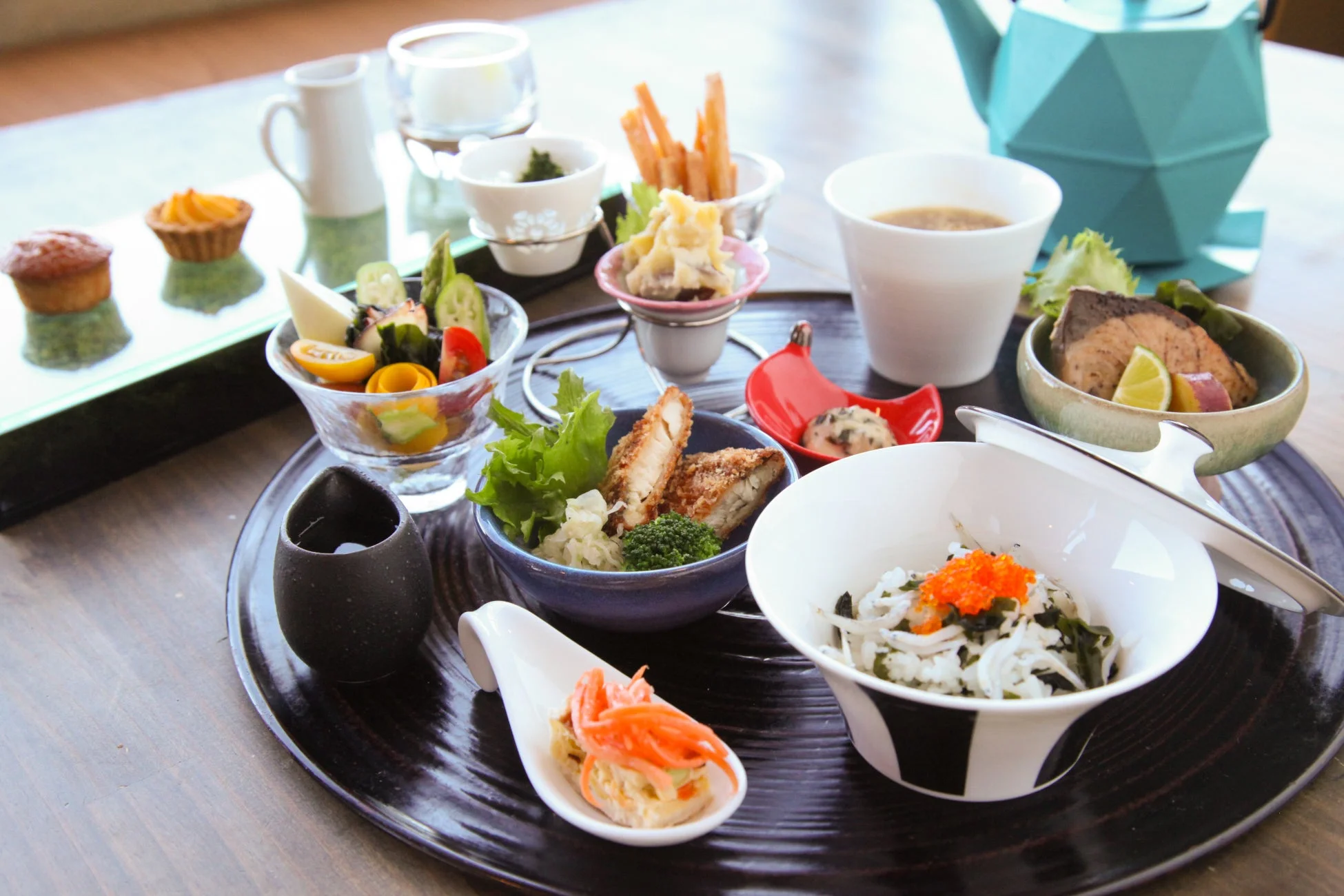 美しい器に盛られた彩り豊かな和食の定食