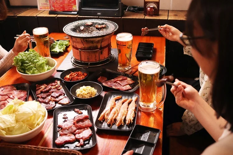 焼肉を楽しむ人々