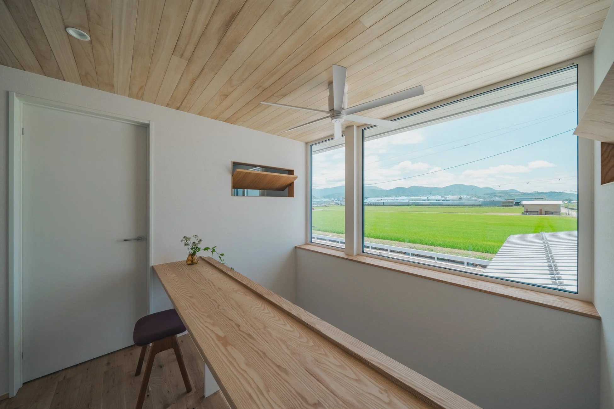 窓から見える田園風景