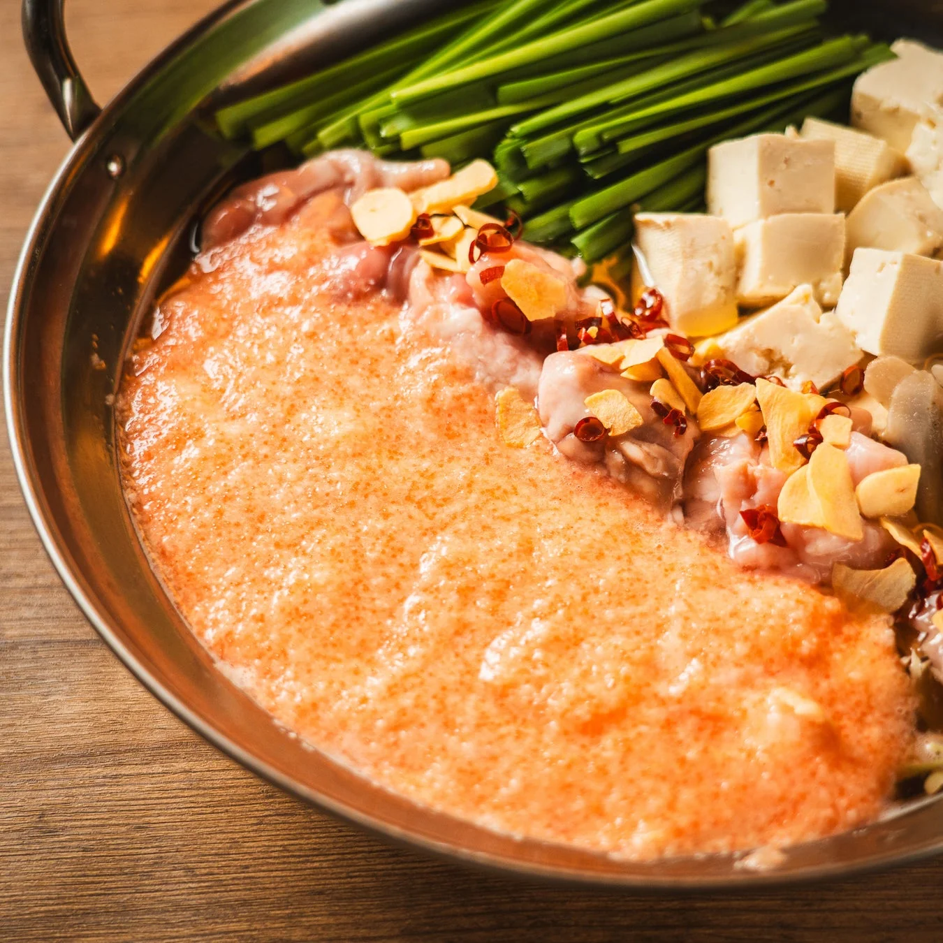 ニラ、豆腐、もつなどがたっぷり入った鍋料理