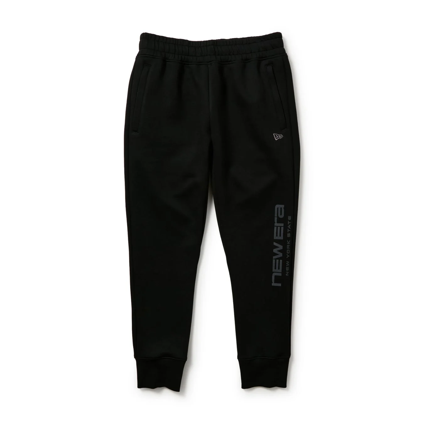 黒色のスウェットパンツで、右脚に「NEW ERA NEW YORK STATE」のロゴが縦にデザインされています
