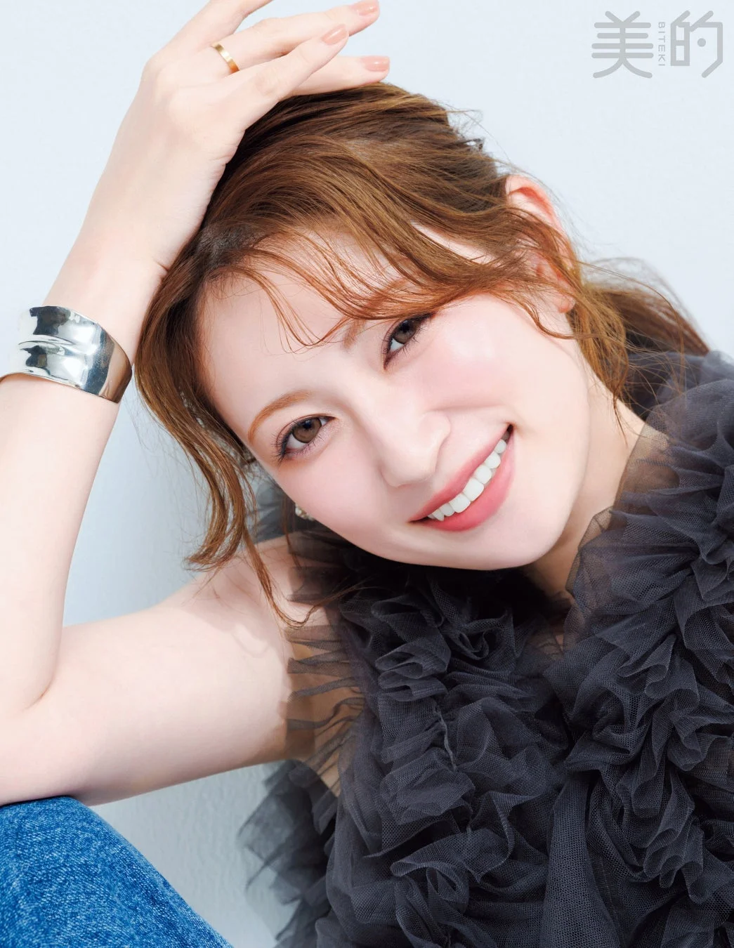 吉田朱里さんの笑顔のポートレート