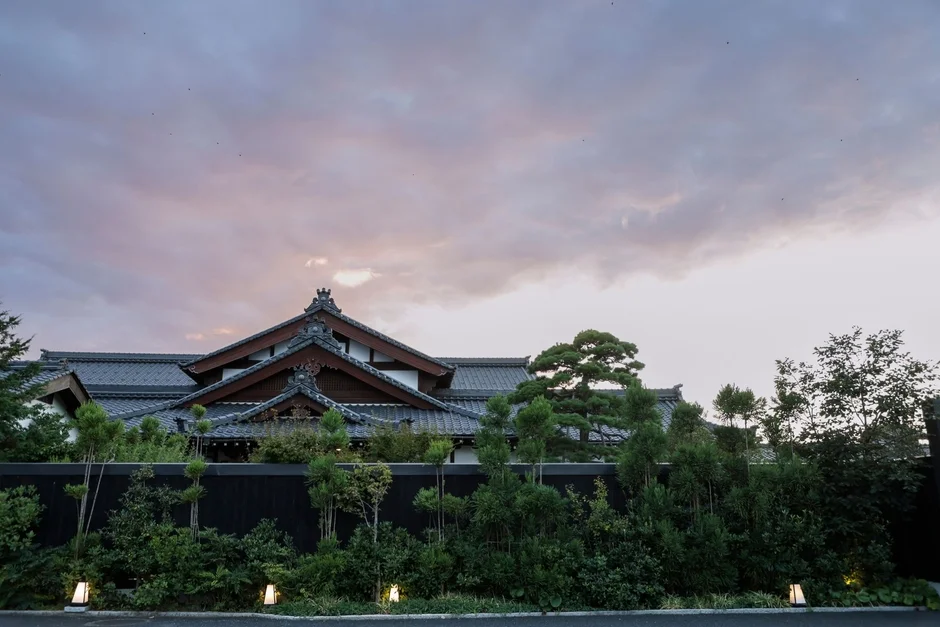 伝統的な日本家屋と庭園