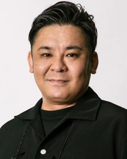 黒いシャツを着た中年のアジア人男性