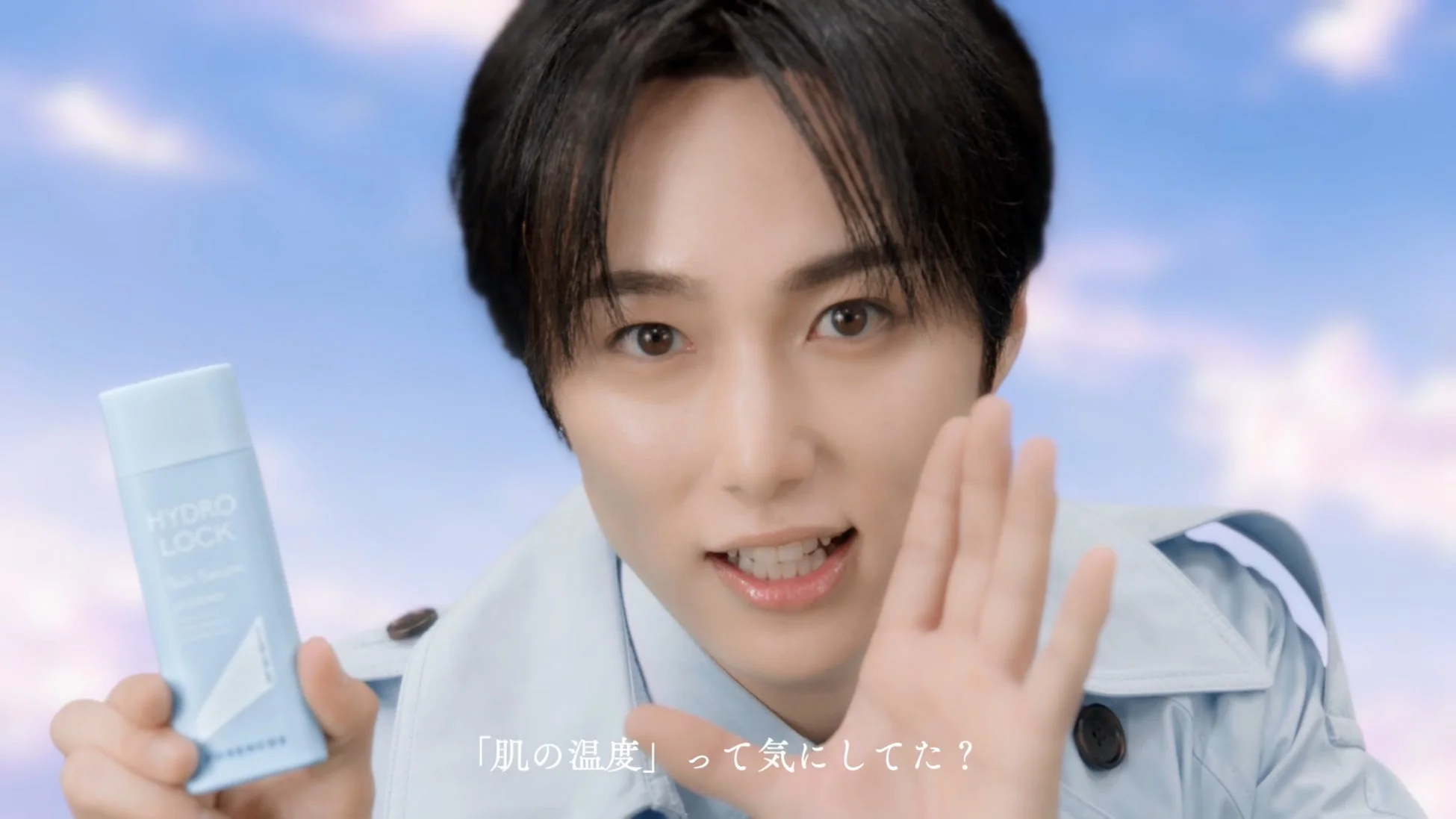 サンセラムを持つ尾崎さん、肌温度の秘密