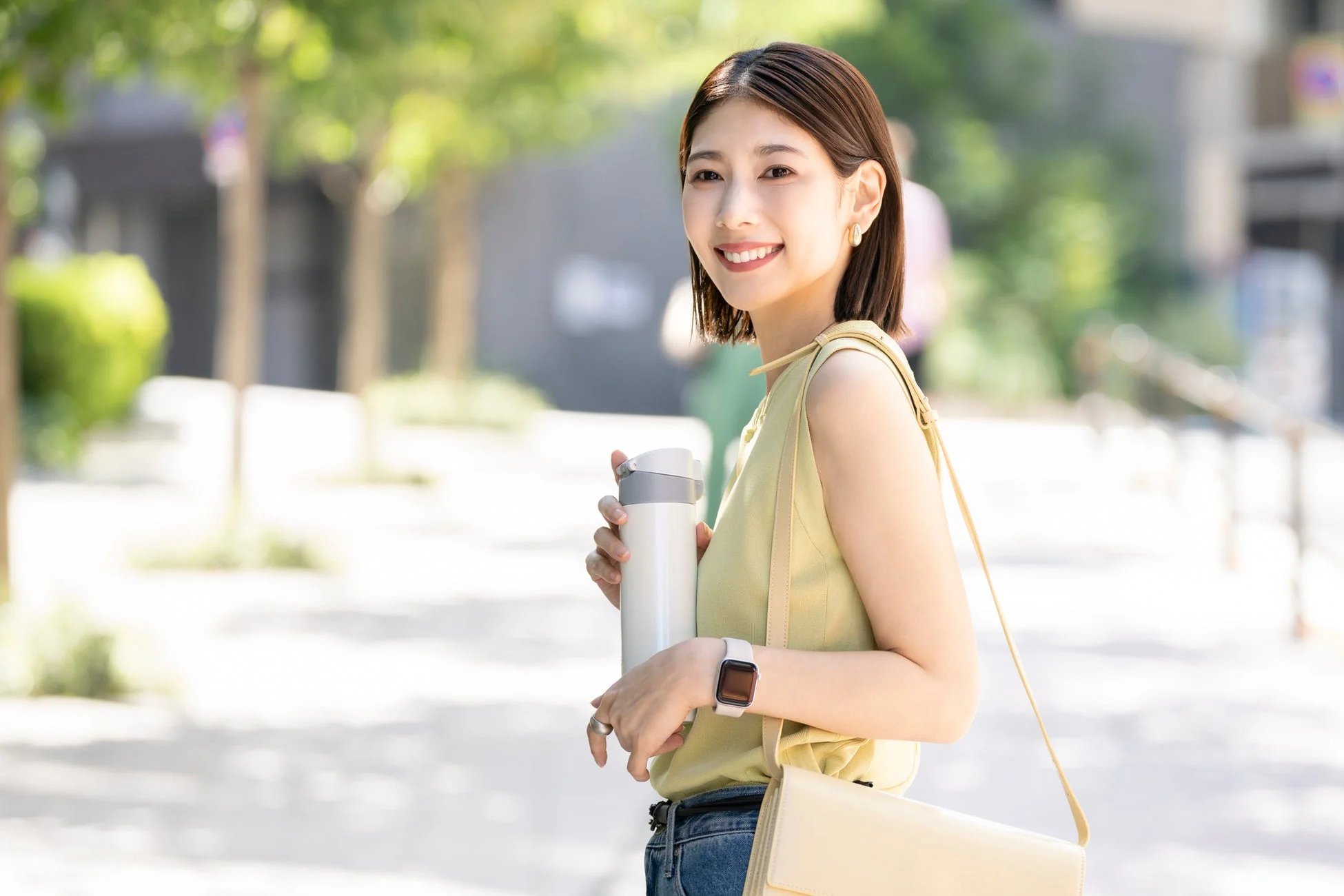 晴れた日に屋外で笑顔を見せる若い日本人女性のポートレート