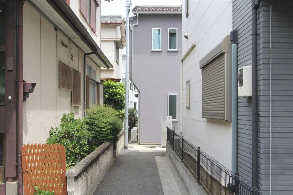 住宅街の細い路地と建物