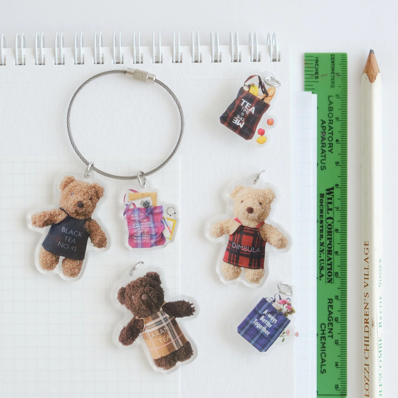 クマやバッグのデザインのアクリルキーホルダー