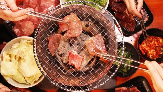 焼肉の食卓風景