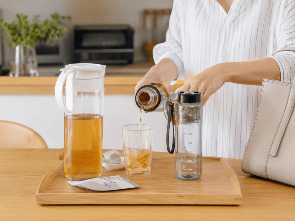 飲み物を注ぐ女性