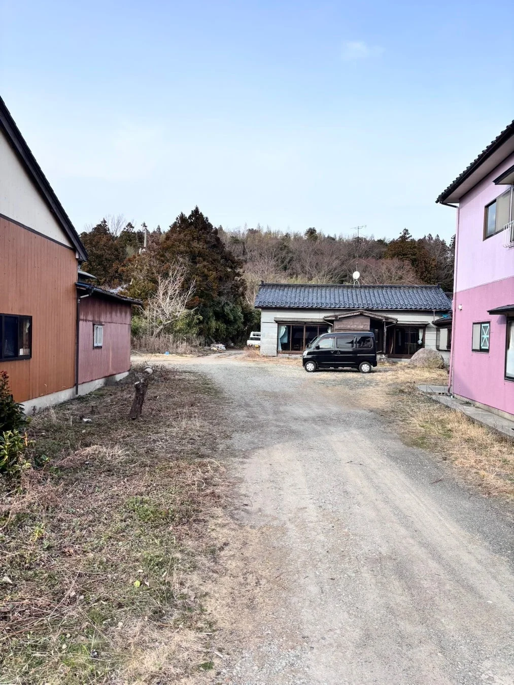 田舎道と家屋、軽バン
