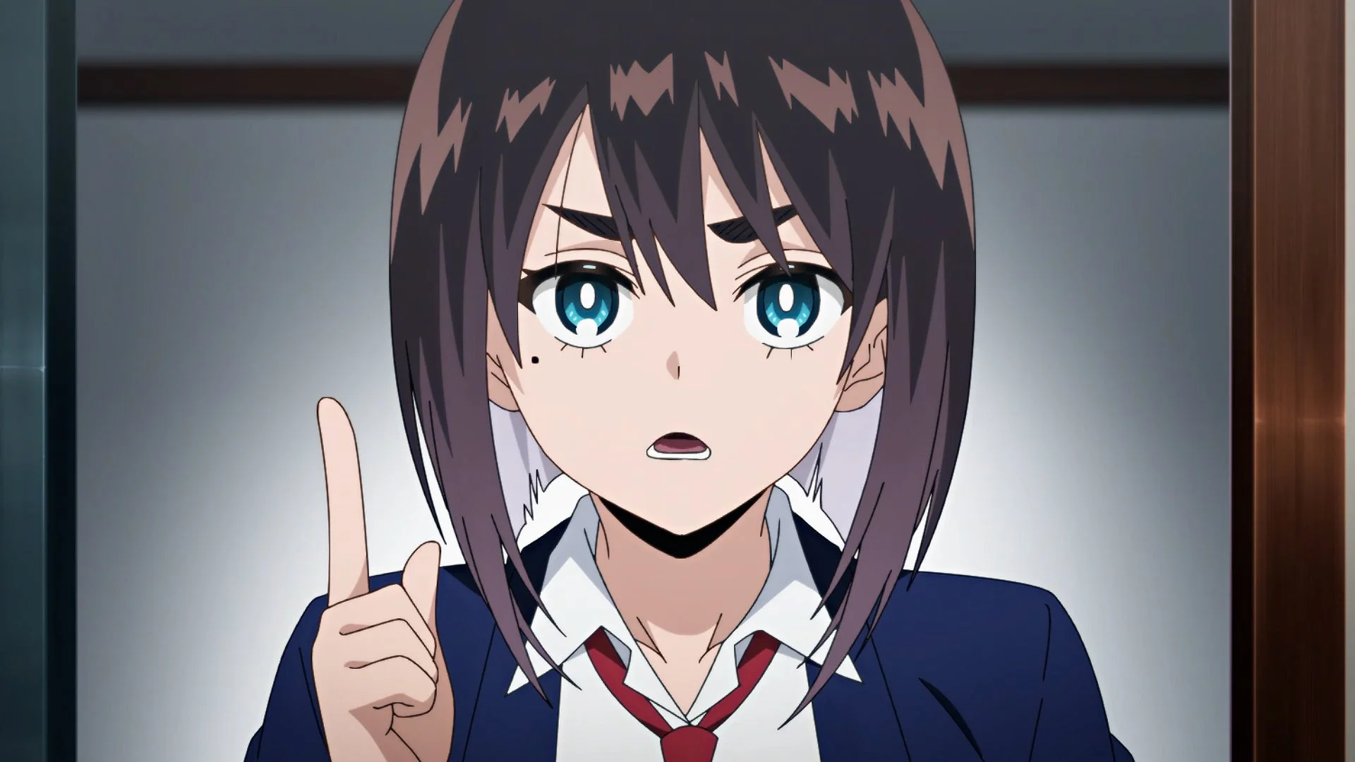 制服を着た少女が指を指す
