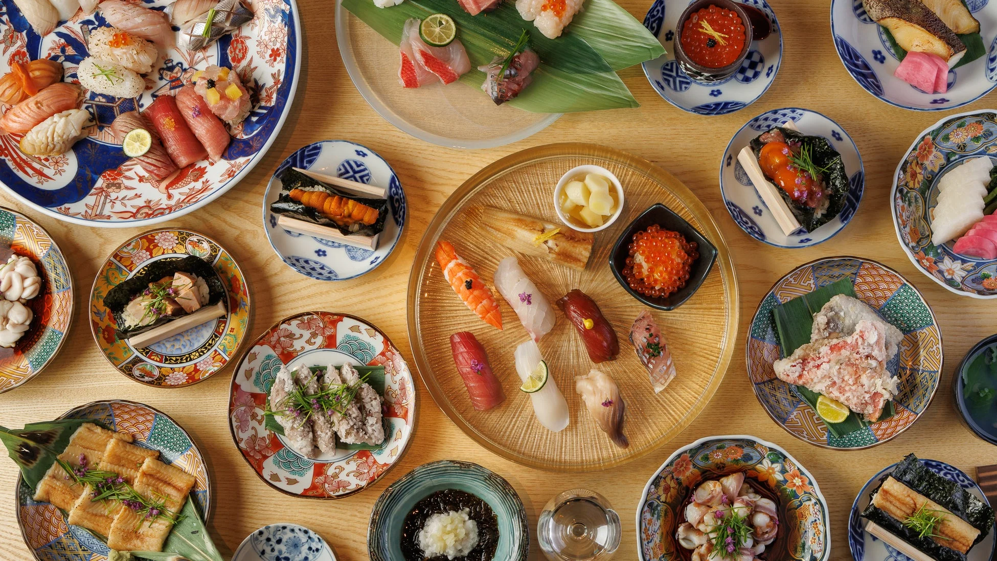 豪華な寿司と和食の盛り合わせ