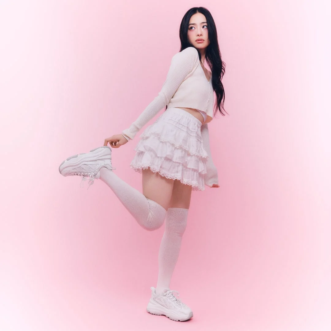 白い服と厚底スニーカーを着用した池田ほのかさん