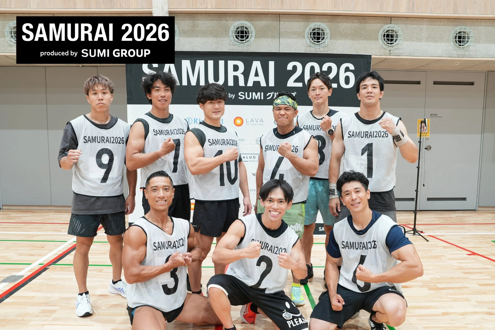 SAMURAI 2026のイベントでポーズをとる男性参加者たち
