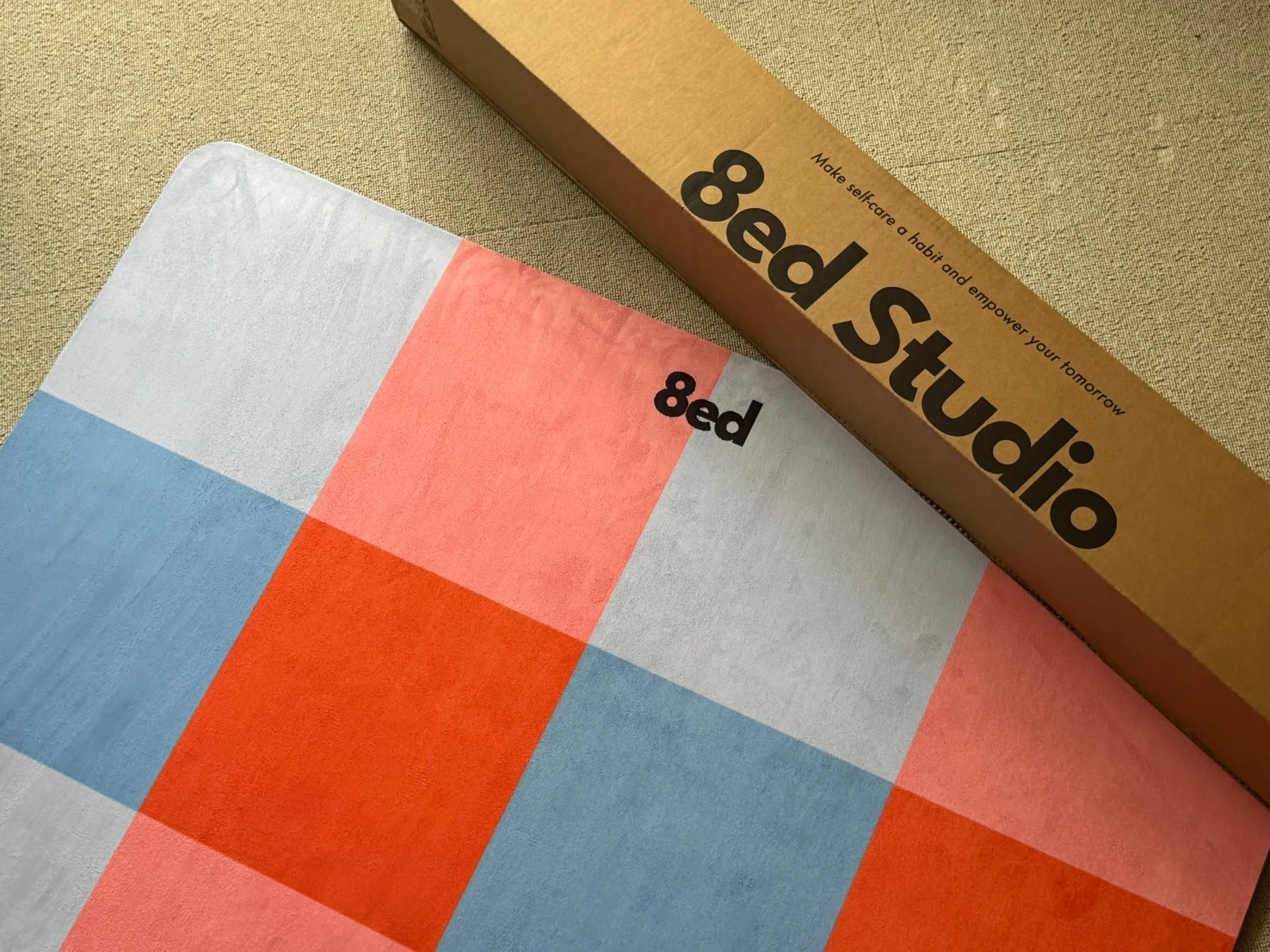 8ed Studioのマットとロゴ
