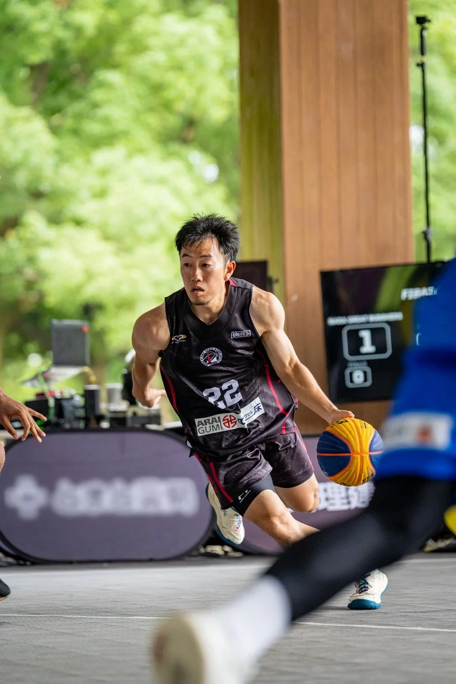 神戸ディプロの選手がドリブルする様子