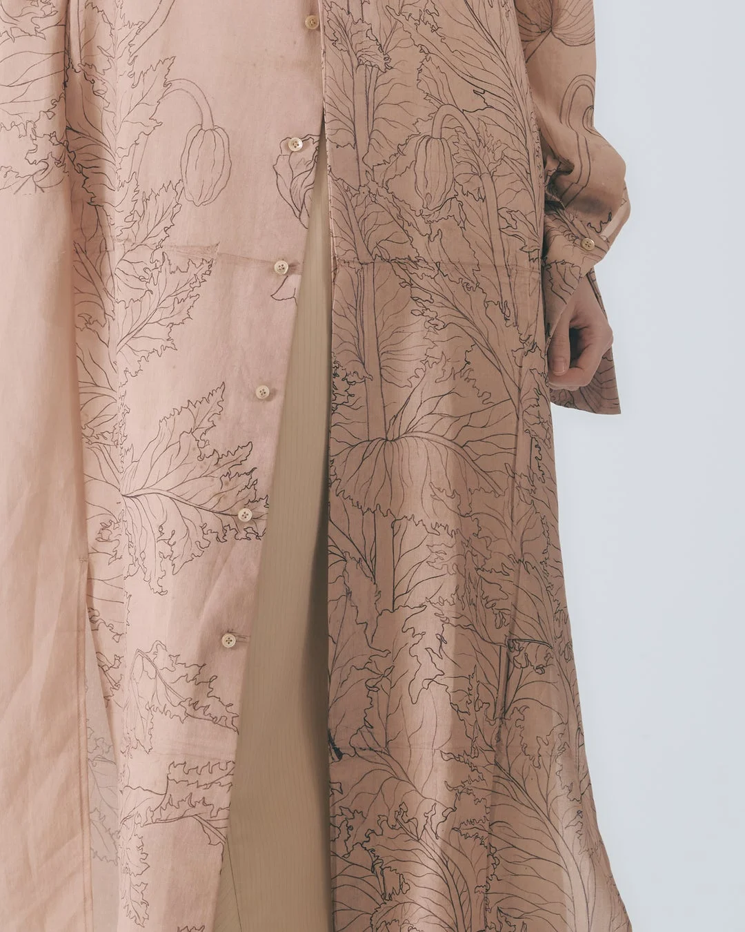 花柄ロングシャツのクローズアップ