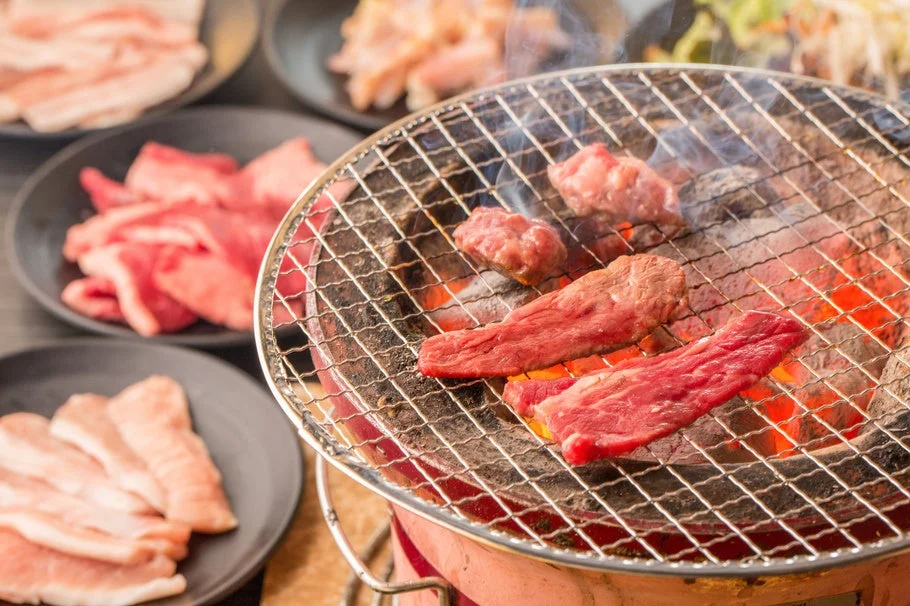 炭火で焼かれる肉