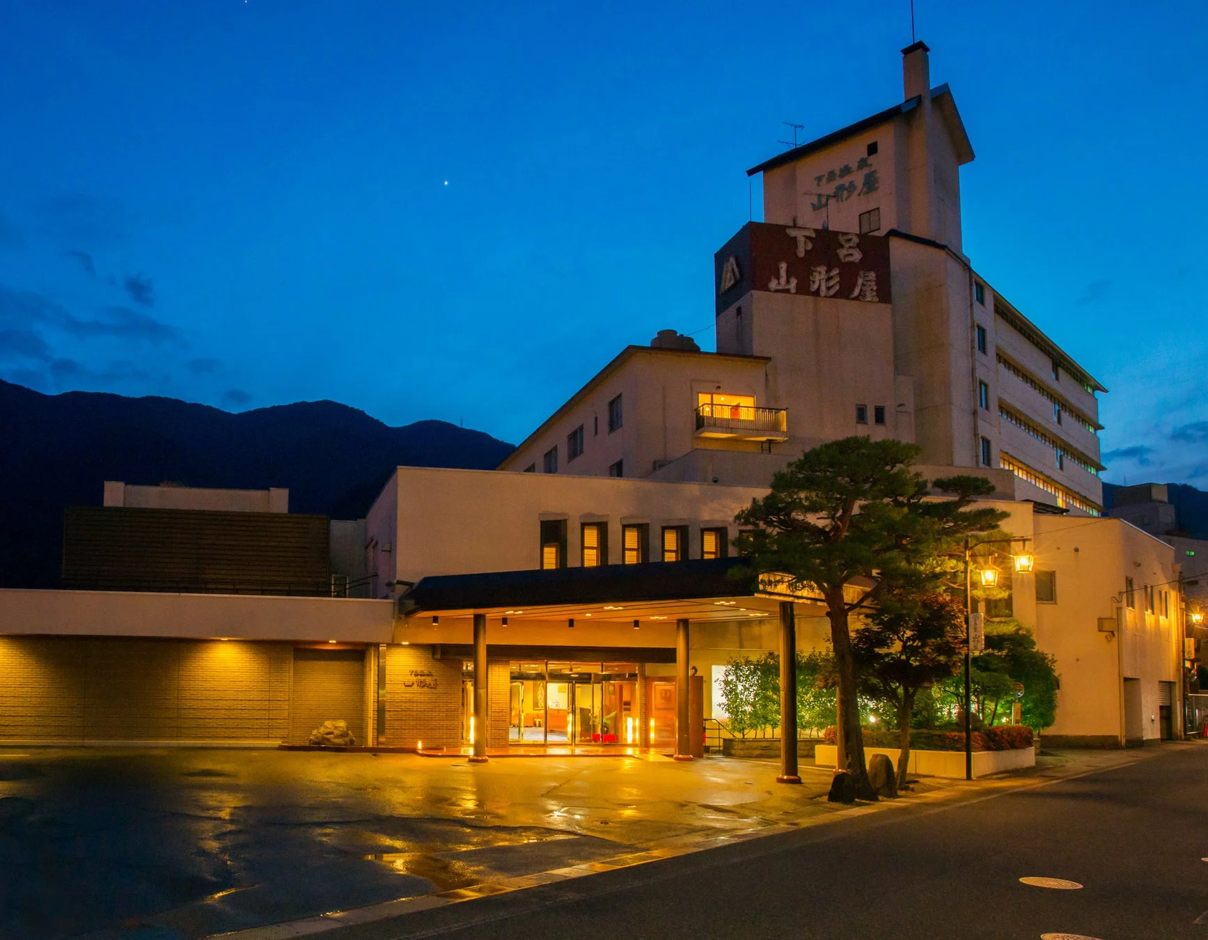 下呂温泉 山形屋の外観夜景