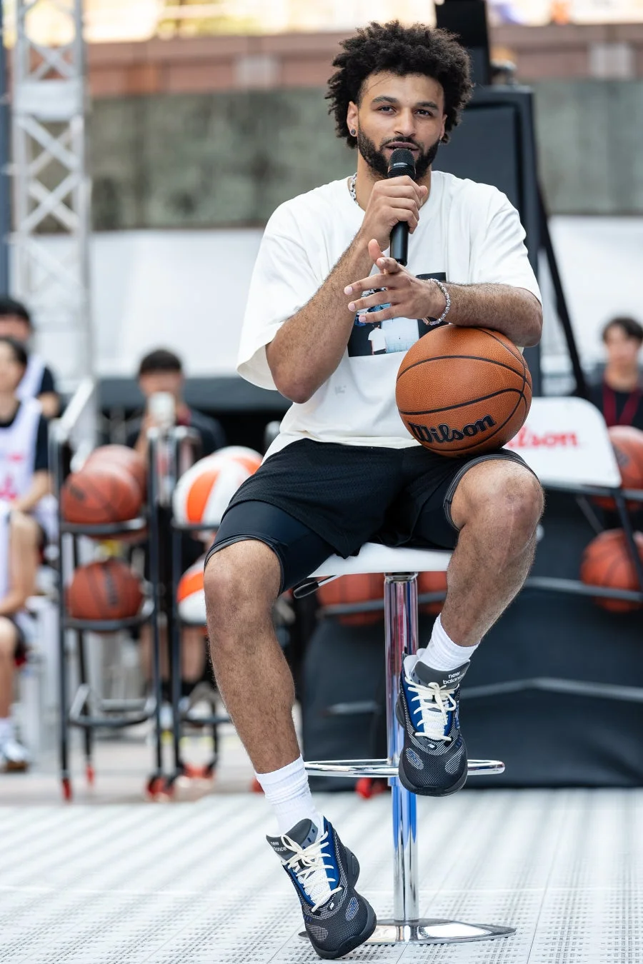 ジャマール・マレー選手がマイクで話している様子