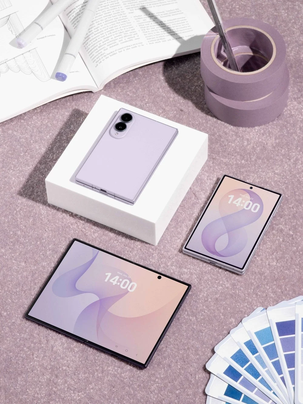 ラベンダー色の折りたたみスマートフォン
