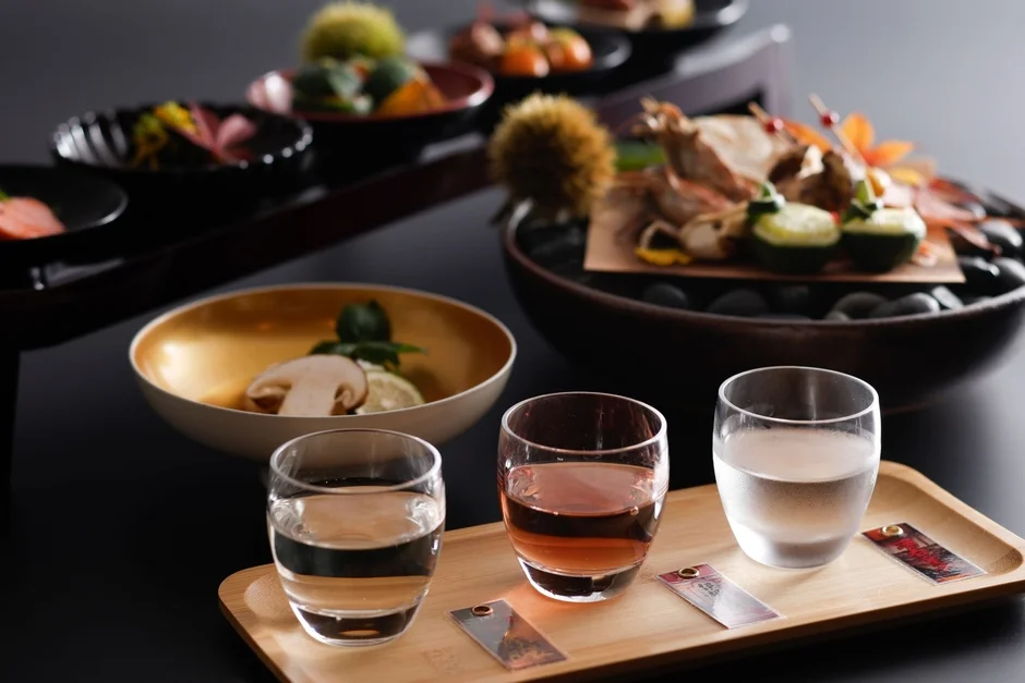 豪華な和食の懐石料理と飲み物