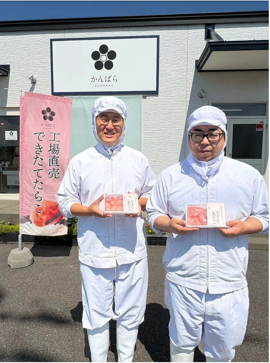 たらこ商品を手に笑顔の男性たち