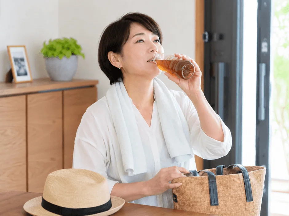 水分補給をする女性